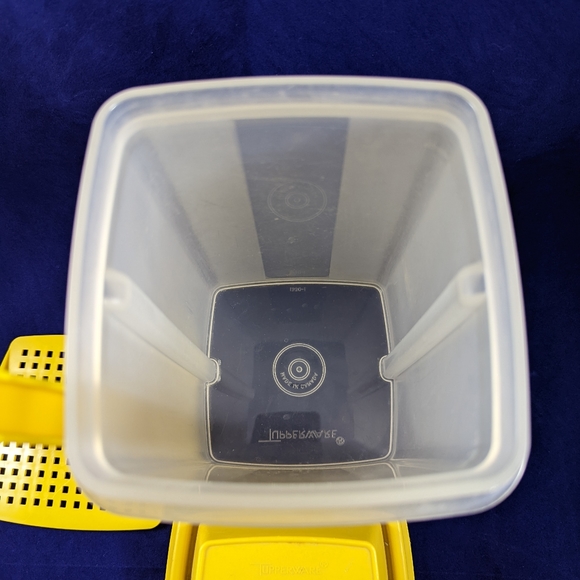 Tupperware Pick-a-Deli Pickle Container Translucent with Yellow Lid - Picture 4 of 5